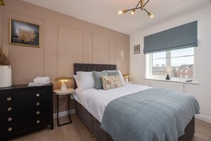 5 bedrooms, iron/ironing board, free WiFi, bed sheets - Homebird Property- Maison Deluxe (West Yorkshire)