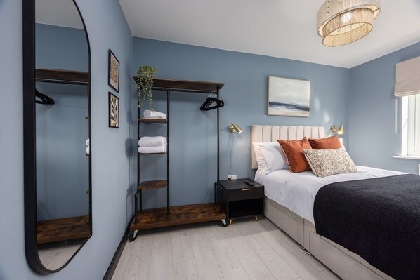 5 bedrooms, iron/ironing board, free WiFi, bed sheets