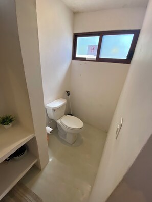 Chuveiro, secador de cabelo, toalhas de banho, sabonete