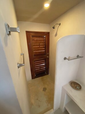 Dusj, hårføner, håndklær og såpe