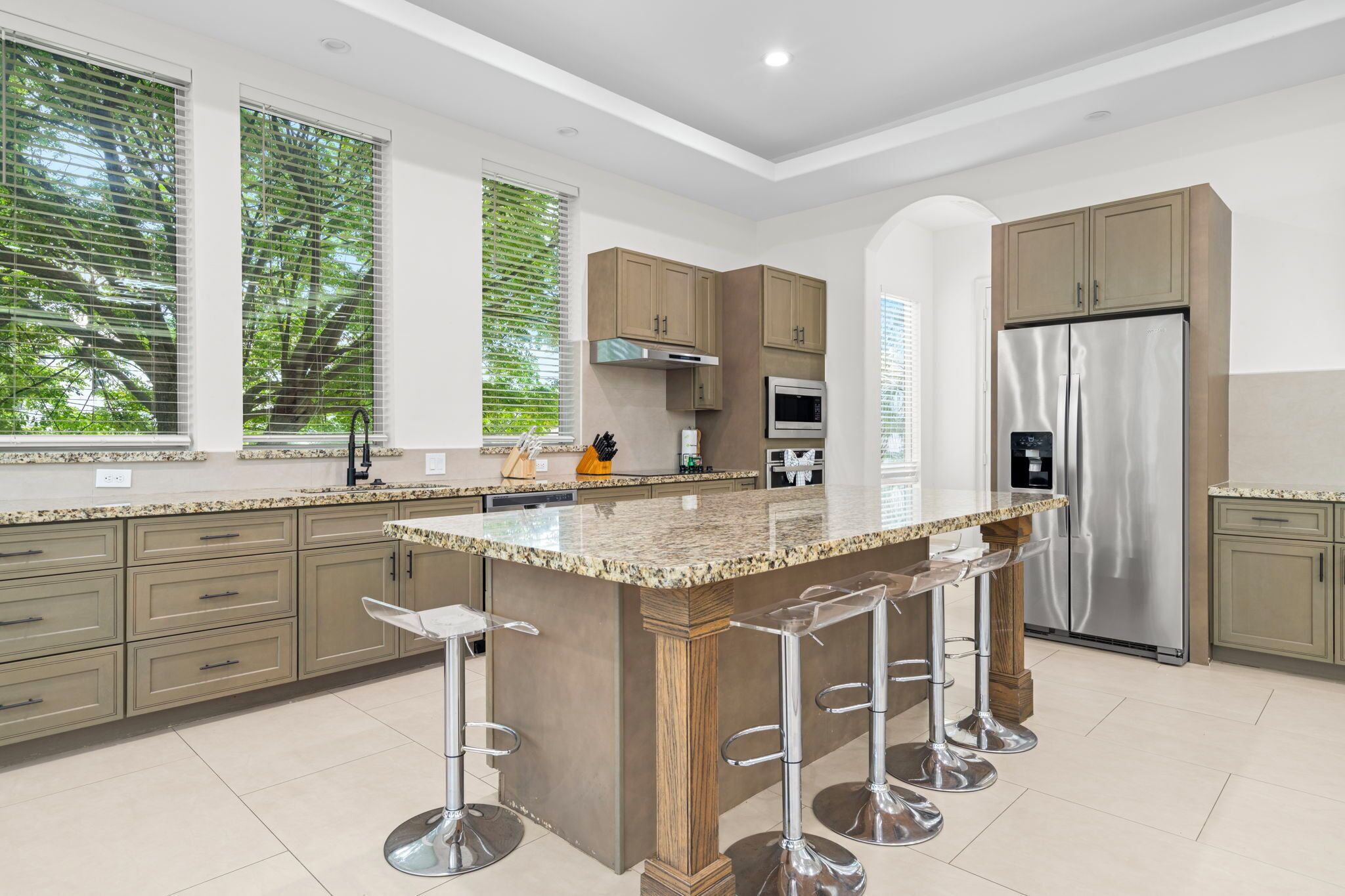 Jääkaappi, mikroaaltouuni, uuni, liesi