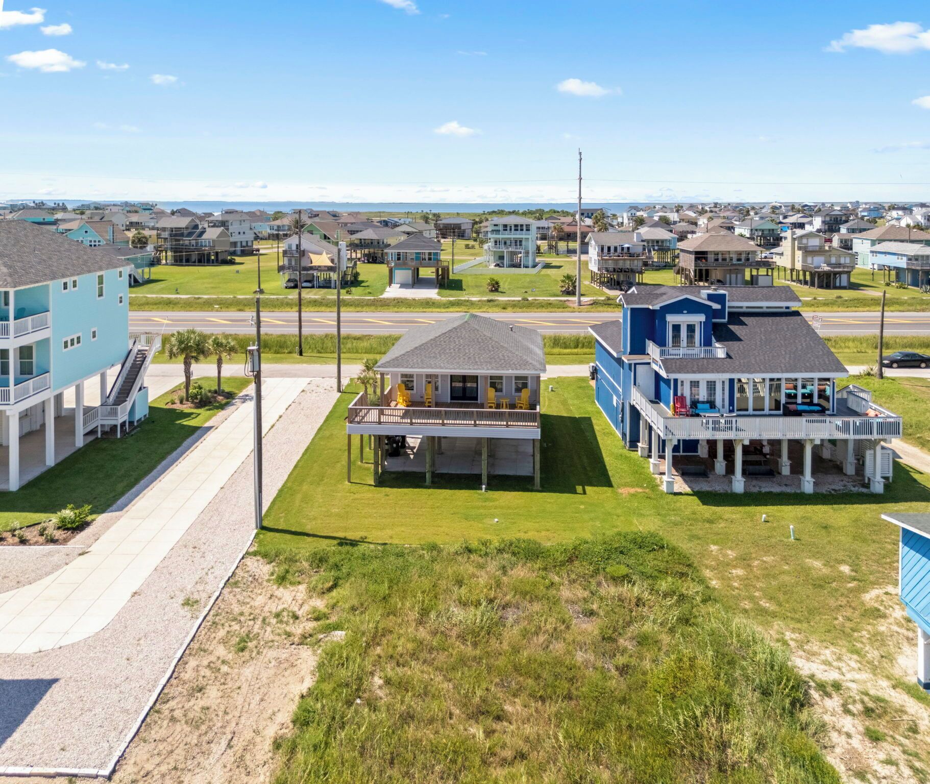 Zona residencial costera con casas que tienen balcones y porches.
