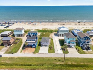 On the beach - The Purple Pelican | Coastal Charm & Comfort (Galveston)