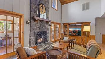 TV connectée, cheminée, jeux vidéo, baby-foot