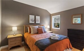 5 bedrooms, desk, free WiFi, bed sheets