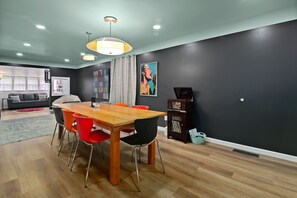 Interior - Tranquil 3-bedroom 2 Bath, HotTub, Ping Pong, backs up to Park, hosting w/heart (Tulsa)