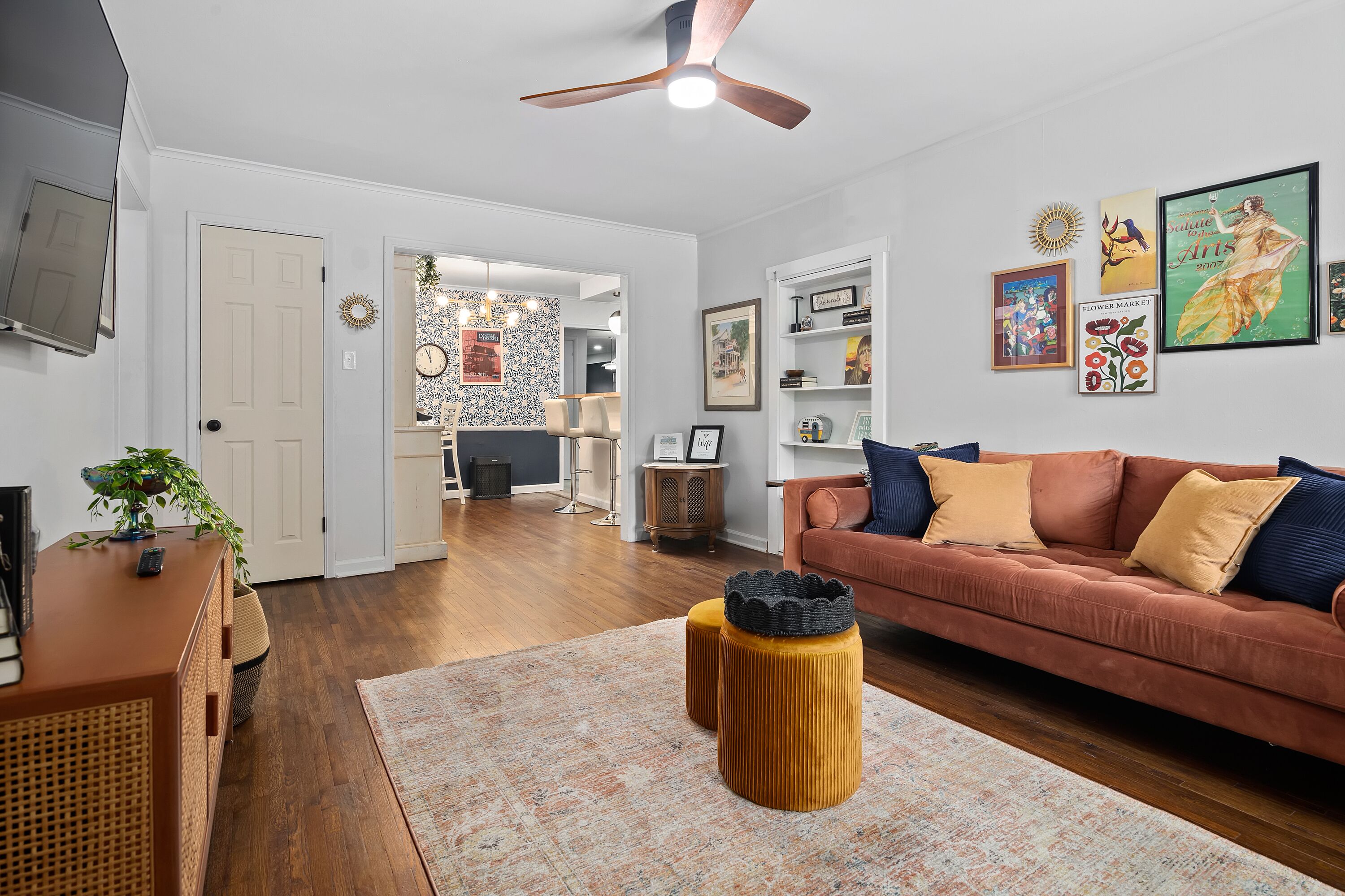 Smart-TV, Videospiele, Tischtennisplatte, Bücher