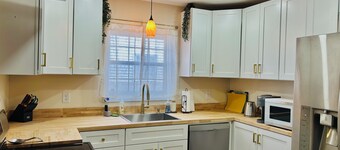 Tranquil 3-bedroom 2 Bath, HotTub, Ping Pong, backs up to Park, hosting w/heart