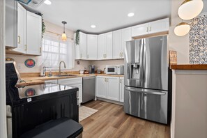 Fridge, microwave, oven, stovetop - Tranquil 3-bedroom 2 Bath, HotTub, Ping Pong, backs up to Park, hosting w/heart (Tulsa)