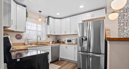 Tranquil 3-bedroom 2 Bath, HotTub, Ping Pong, backs up to Park, hosting w/heart