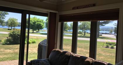 Lakefront 4 bedroom Fall getaway on Winnipesaukee