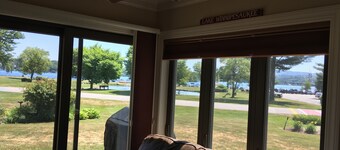 Lakefront 4 bedroom Fall getaway on Winnipesaukee