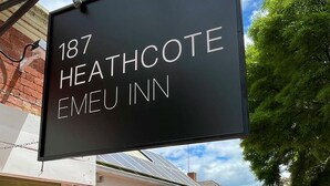 Skilt for 187 Heathcote Emeu Inn, der viser navn og nummer på stedet.