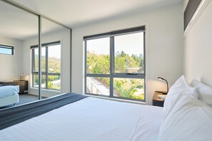 2 habitaciones, tabla de planchar con plancha y ropa de cama