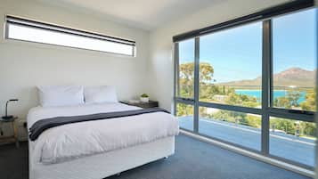 Iron/ironing board, bed sheets