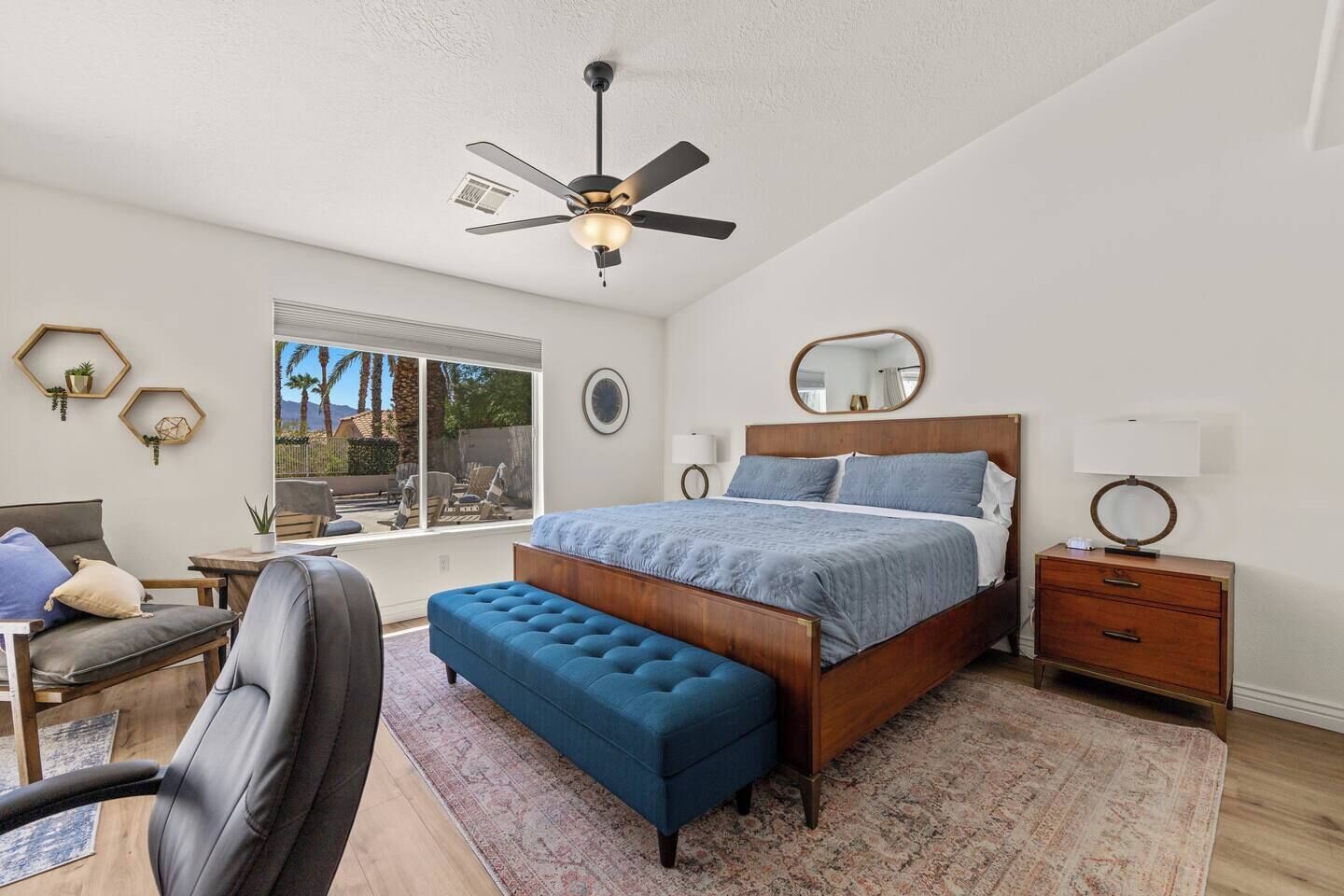 3 chambres, bureau, fer et planche à repasser, lit parapluie