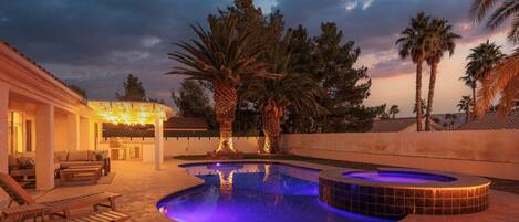 Alberca al aire libre y alberca climatizada