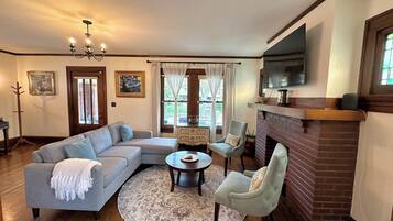 Smart-tv, pejs, bøger, computerskærme