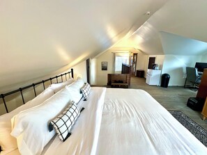 4 bedrooms, desk, iron/ironing board, free WiFi