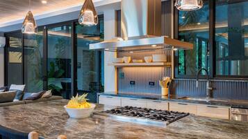 Fridge, oven, stovetop, dishwasher