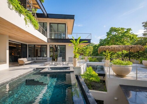 Casa Pipeline: Jungle Estate, Pool, Sleeps 16