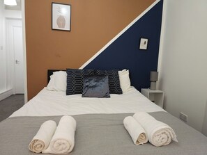 5 bedrooms, iron/ironing board, free WiFi, bed sheets - 5BR House-Sleeps 10-Close to CC (Leeds)
