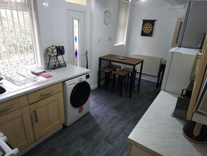 Fridge, microwave, stovetop, coffee/tea maker - 5BR House-Sleeps 10-Close to CC (Leeds)
