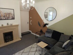 TV, fireplace - 5BR House-Sleeps 10-Close to CC (Leeds)