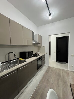 Microwave, oven, electric kettle, cookware/dishes/utensils