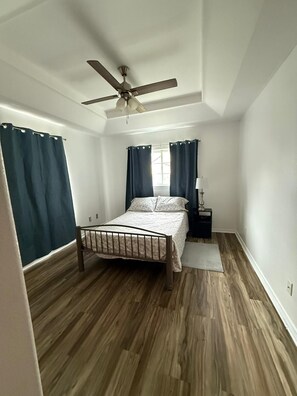 2 makuuhuonetta, silitysrauta/-lauta, ilmainen Wi-Fi, vuodevaatteet