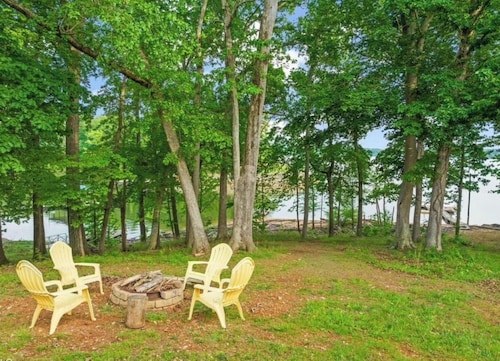 Dockside Dreamz #1 w/beach and dock - Close to Clarksville and Bluestone launch
