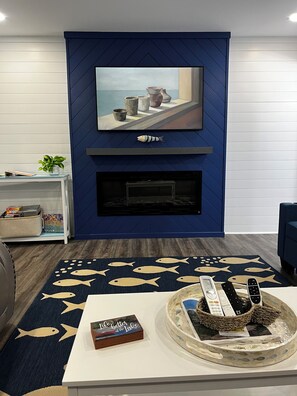 Interior - Dockside Dreamz #1 w/beach and dock - Close to Clarksville and Bluestone launch (Clarksville)