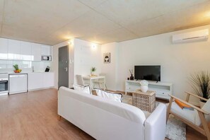 Smart TV - Premium Apartment with Garage by HostWise (Porto)