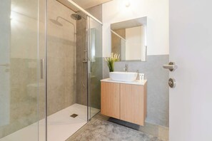 Shower, hair dryer, towels, shampoo