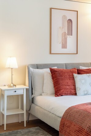 1 habitación, tabla de planchar con plancha y ropa de cama 