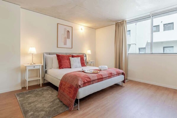 1 habitación, tabla de planchar con plancha, cuna de viaje y wifi 