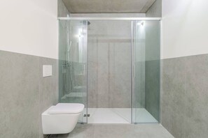 Dusche, Haartrockner, Handtücher, Shampoo