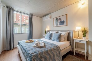 1 habitación, tabla de planchar con plancha y ropa de cama