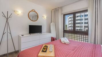 2 slaapkamers, een strijkplank/strijkijzer, gratis wifi, beddengoed