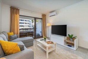 Smart TV - Vilamoura Retreat with Pool and Balcony by HostWise (Quarteira)