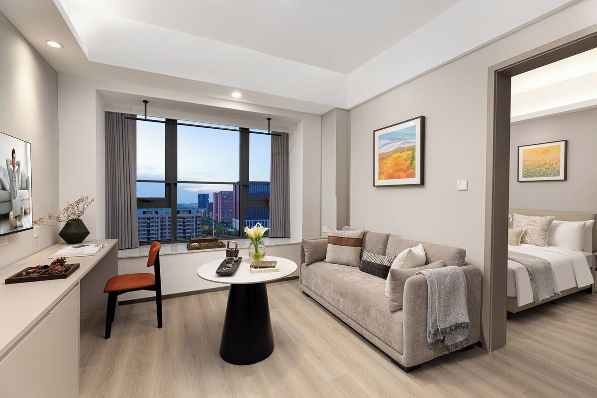 Executive Suite, City View | Living room