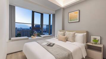 Executive Suite | In-room safe, desk, laptop workspace, blackout drapes