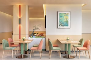 Un comedor moderno con una mesa central, rodeado de sillas de diseño único.
