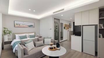 Business Double Room | In-room safe, desk, laptop workspace, blackout curtains