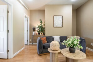 TV - mountain views, BBQ area,  villa with 2 bedrooms, private garden, close Disney (Chino Hills)