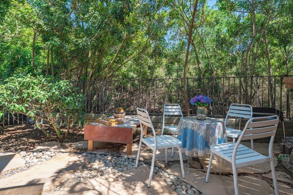 Outdoor dining - mountain views, BBQ area,  villa with 2 bedrooms, private garden, close Disney (Chino Hills)