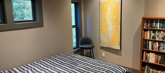 New modern coach house on Killarney Lake, five minute drive from the ferry.