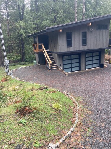 New modern coach house on Killarney Lake, five minute drive from the ferry.
