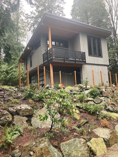 New modern coach house on Killarney Lake, five minute drive from the ferry.