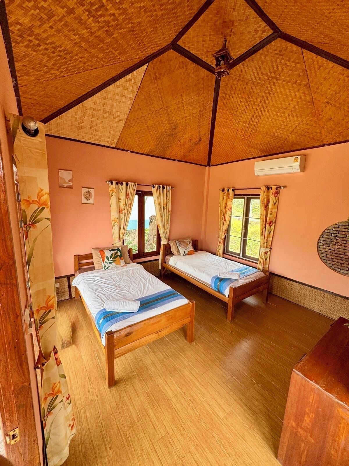 Kamer, 1 twee- of 2 eenpersoonsbedden, balkon, uitzicht op rivier | Een bureau, een laptopwerkplek, gratis wifi